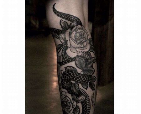 小腿包围写实蛇与花朵