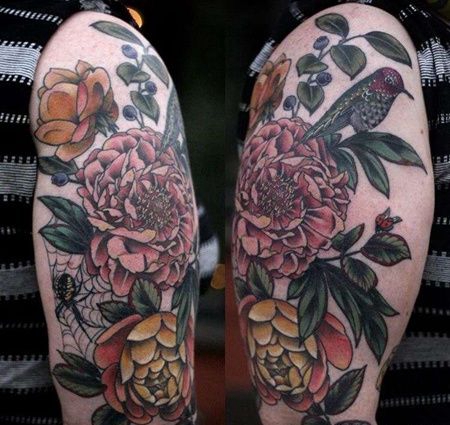 大臂外侧写实花朵与蜘蛛