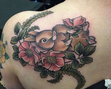 肩部写实松鼠与花朵