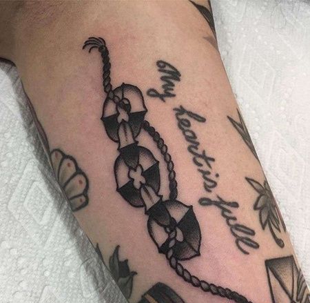 大臂内侧绳子与铃铛