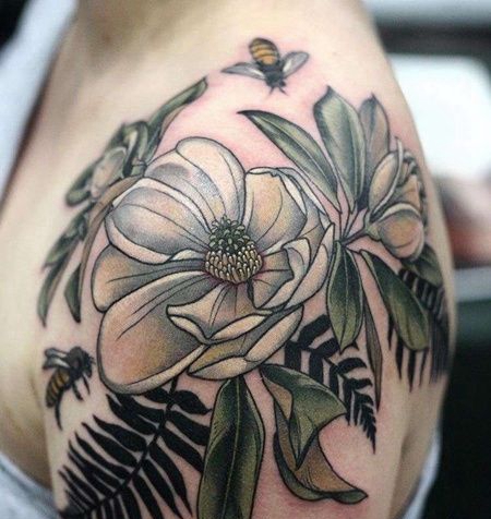 肩部写实花朵与蜜蜂