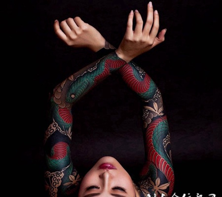 游走灵动，美女双手花臂灵蛇彩绘纹身