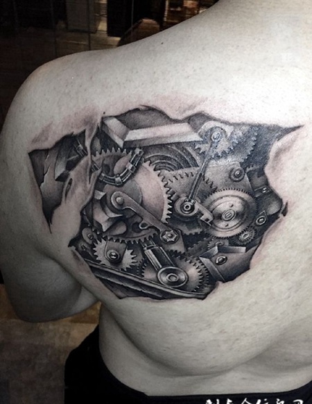 男人的机械梦，后背撕皮d机械纹身