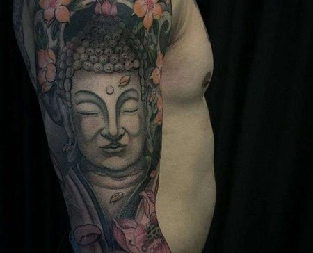 大臂包围传统佛像