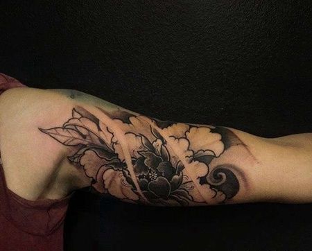 大臂包围传统花朵