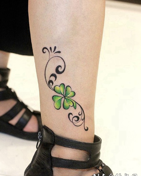 越努力越幸运，腿部四叶草纹身