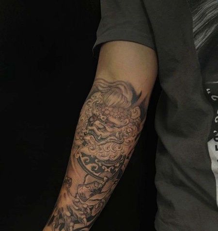 小臂包围传统神兽