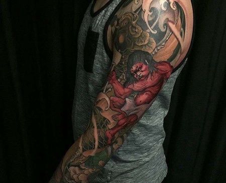 手臂包围传统人物与神兽