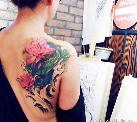 浪涛送荷香,后背颜色鲜艳的莲花彩绘纹身