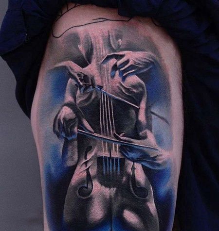 大腿外侧新传统女人与小提琴