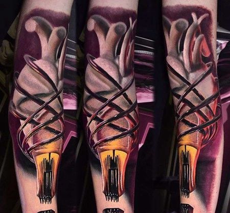 手臂包围新传统心脏与灯