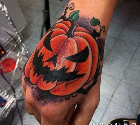 不给糖就捣蛋，手背万圣节南瓜彩绘纹身