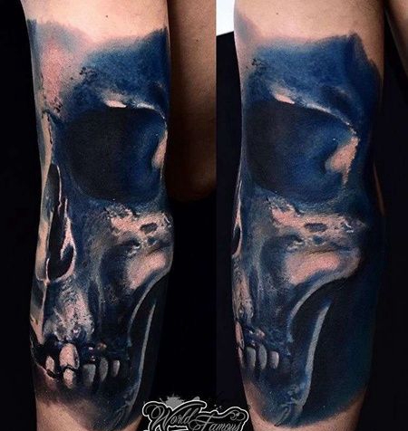 手臂包围新传统骷髅