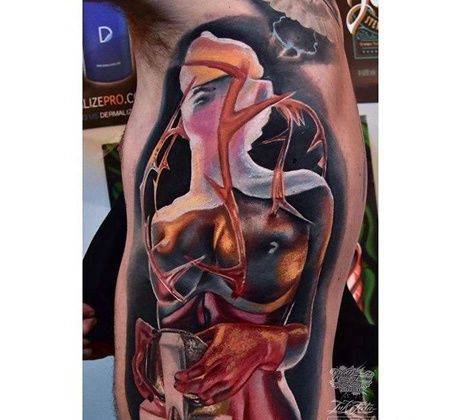 上身侧部新传统人像与十字架