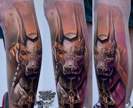 小腿包围新传统狗与十字架