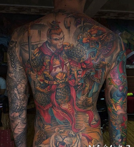 占山为王，满背斗战胜佛彩绘纹身