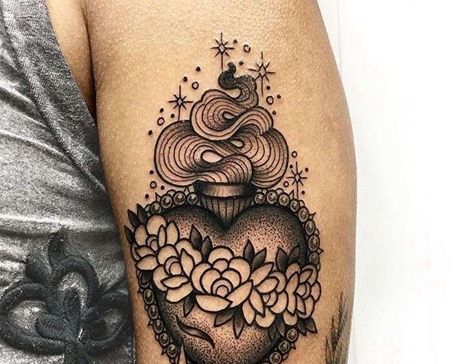 大臂前侧点刺花朵与心