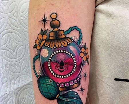 大臂外侧new school香水瓶