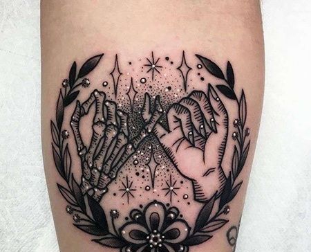 手臂内侧点刺手拉手