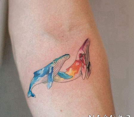 相依相伴，手臂个性鲸鱼彩绘纹身