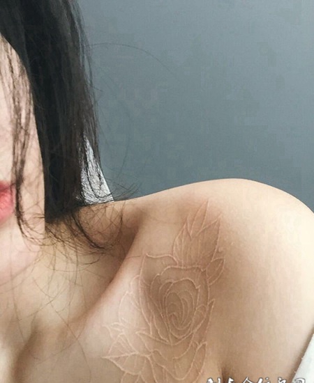 朦胧的性感，美女锁骨处隐形玫瑰纹身