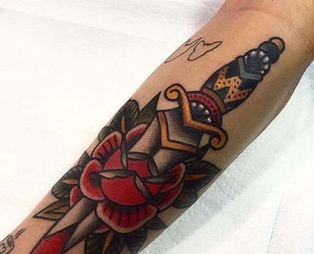 小臂外侧old school匕首与花