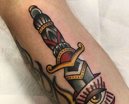 手臂外侧old school眼睛与匕首