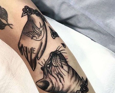 手臂外侧old school手与猫