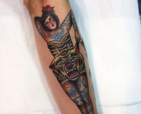 手臂外侧old school女人 虎头