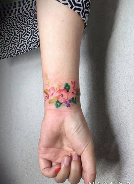 春天的味道，手腕处清新漂亮的花卉纹身图案
