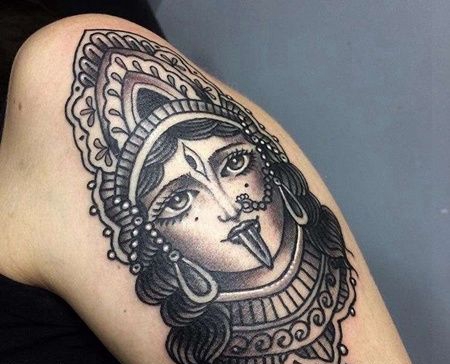 大臂外侧黑灰女神像