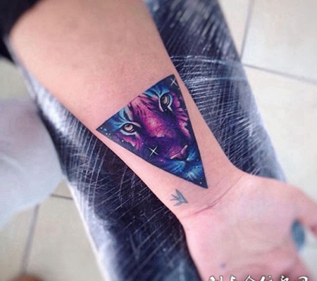 王之气息，手臂好看的星空老虎纹身图案