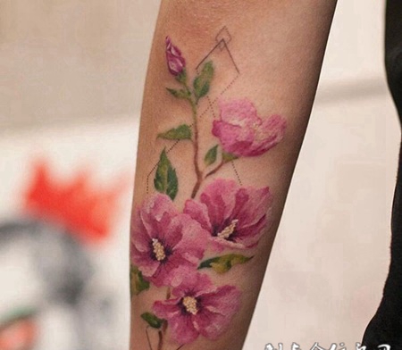 花香四溢，手臂花纹刺青