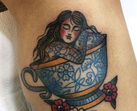 小腿外侧old school女人与茶杯