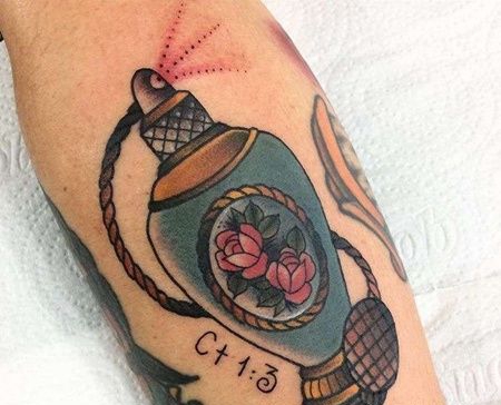 小臂内侧old school香水与花朵