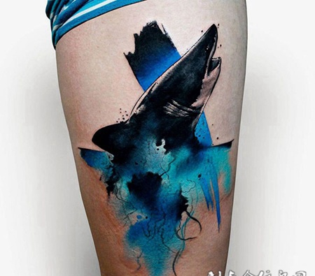 色彩的碰撞，腿部个性水彩鲨鱼纹身图案