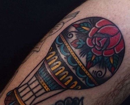 腿部old school热气球与花朵