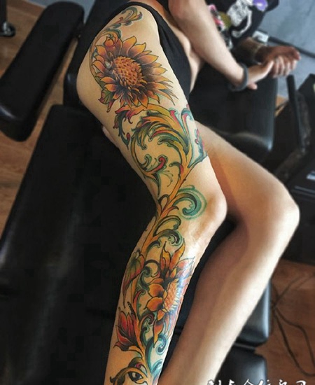 阳光追随者，腿部向日葵纹身