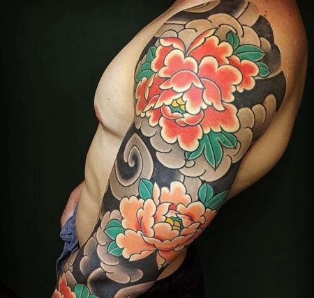 手臂包围日式传统花朵