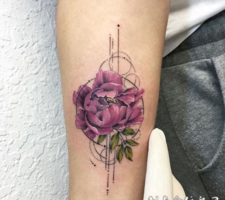 含苞待放，手臂清新唯美的鲜花彩绘纹身