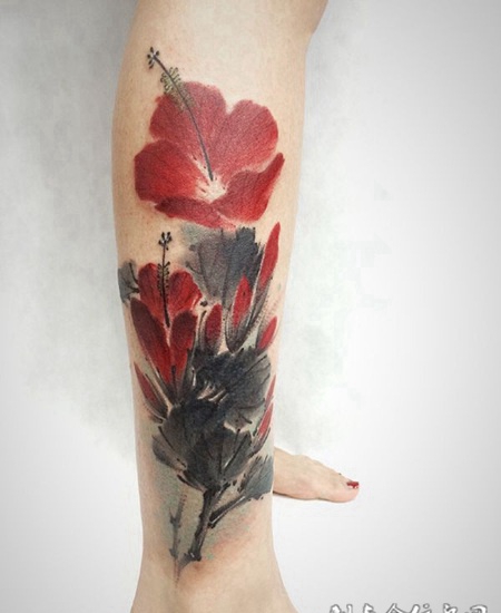 红花艳丽女人心，小腿水墨鲜花创意纹身