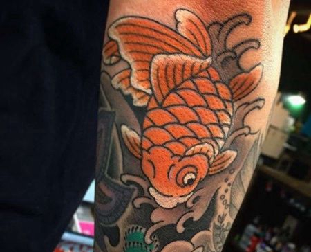 小臂包围日式传统鲤鱼