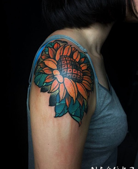对着太阳微笑，手臂向日葵刺青