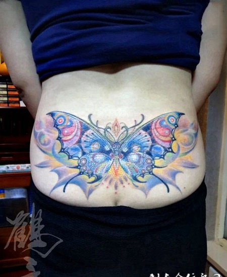 飞舞的彩蝶，腰部色彩艳丽的蝴蝶彩绘纹身