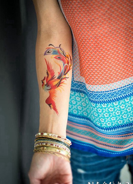 彩凤飞天，手臂好看的凤凰彩绘纹身