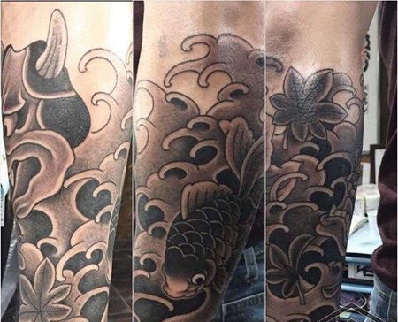 小腿包围黑灰鲤鱼