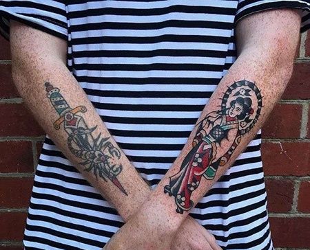 手臂外侧old school风格女人、匕首与花朵