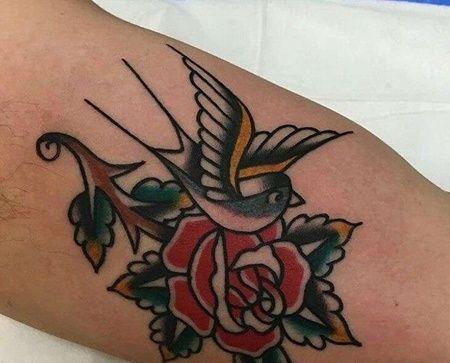 腿部old school风格燕子与花朵