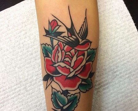 小臂内侧old school风格燕子与花朵