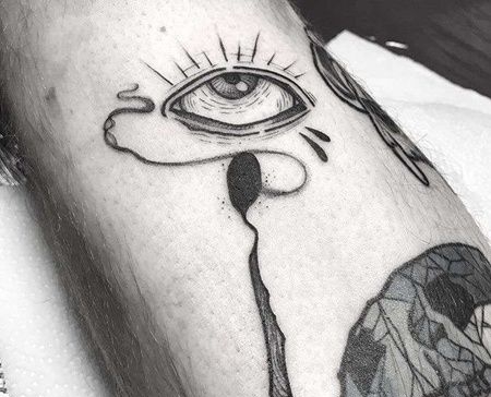 手臂内侧黑灰火柴与眼睛